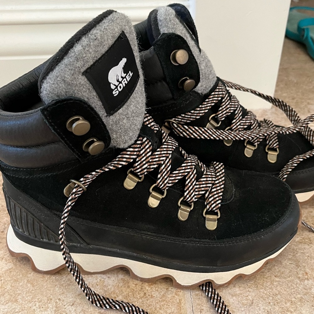 Black Sorel kinetic conquest hiking boot Sz 6.5 worn once